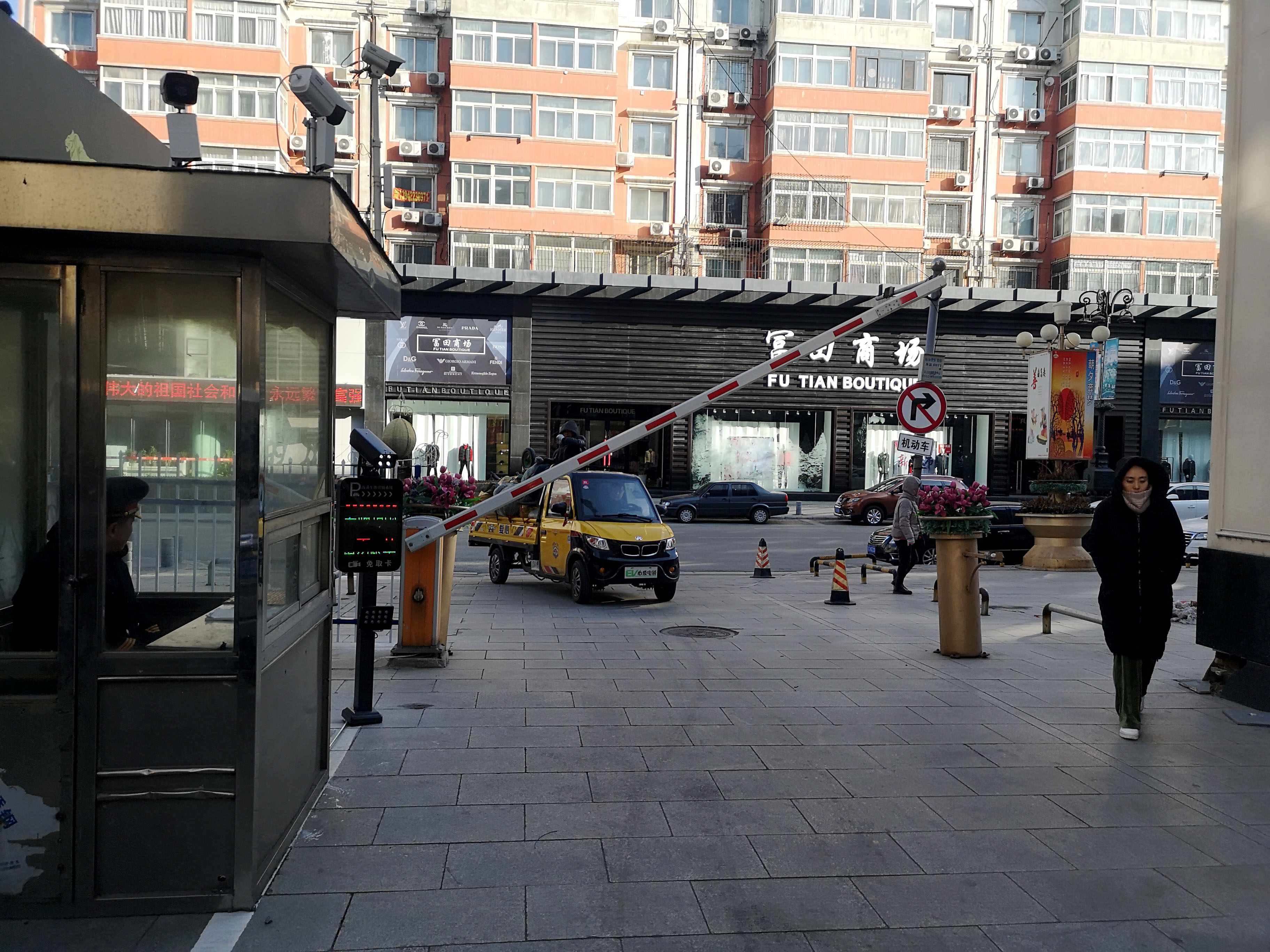 四（sì）隆車牌識別係統（tǒng）